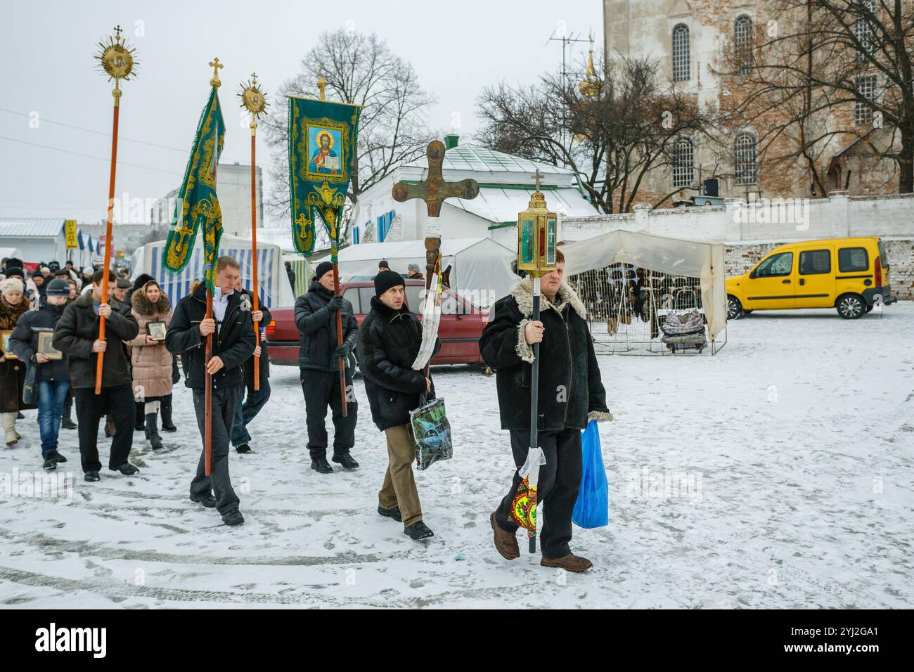 Ukraine, ville de Romny, 19 janvier 2013 : procession de la Sainte Croix aux fonts baptismaux à l'occasion de la fête du baptême du Seigneur. Epiphanie. Régalez-vous Banque D'Images