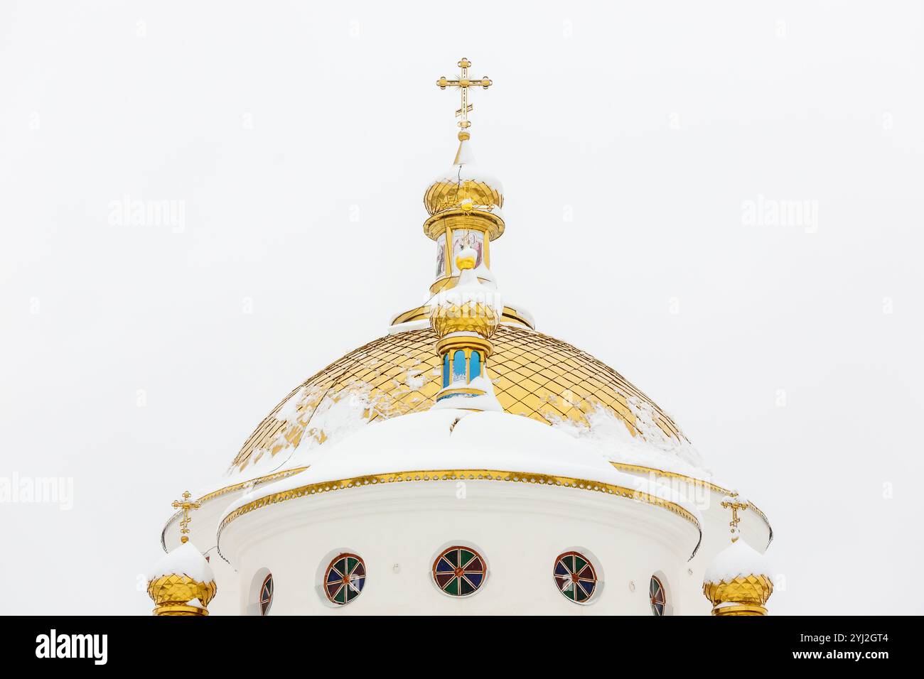 Dôme et croix de l'Église orthodoxe. Religion, orthodoxie, dômes d'église avec croix. L'église de l'Ascension est une église historique orthodoxe dans l'ic Banque D'Images