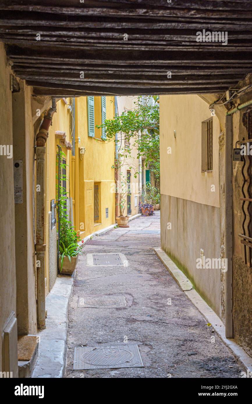 Bâtiments aux couleurs pastel dans la vieille ville d'Antibes, Provence-Alpes-Côte d'Azur, France Banque D'Images