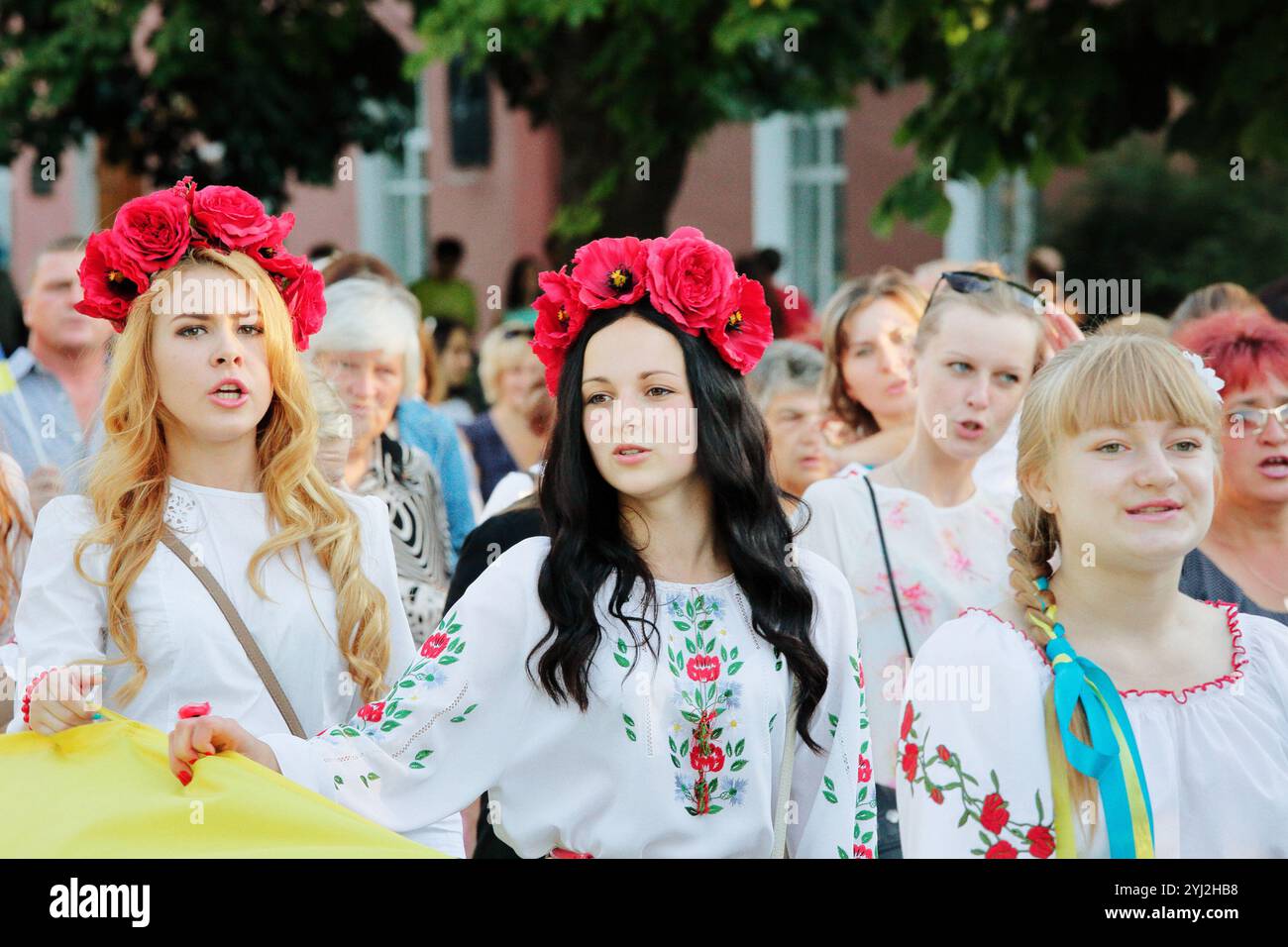 Romny, région de Sumy, Ukraine. Journée de la jeunesse, 29 juin 2014. Des gens en vêtements traditionnels ukrainiens à la Journée de la Jeunesse d'Ukraine Banque D'Images