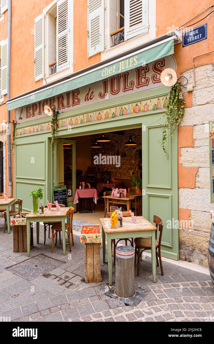 Tables et chaises à l'extérieur du restaurant bistro chez Jules, Antibes, Provence-Alpes-Côte d'Azur, France Banque D'Images