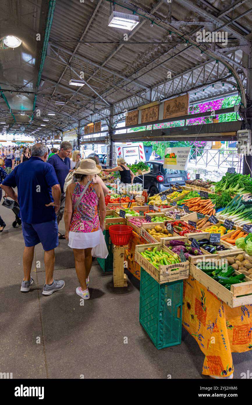 Intérieur du marché provençal animé, cours Massena, Antibes, Provence-Alpes-Côte d'Azur, France Banque D'Images