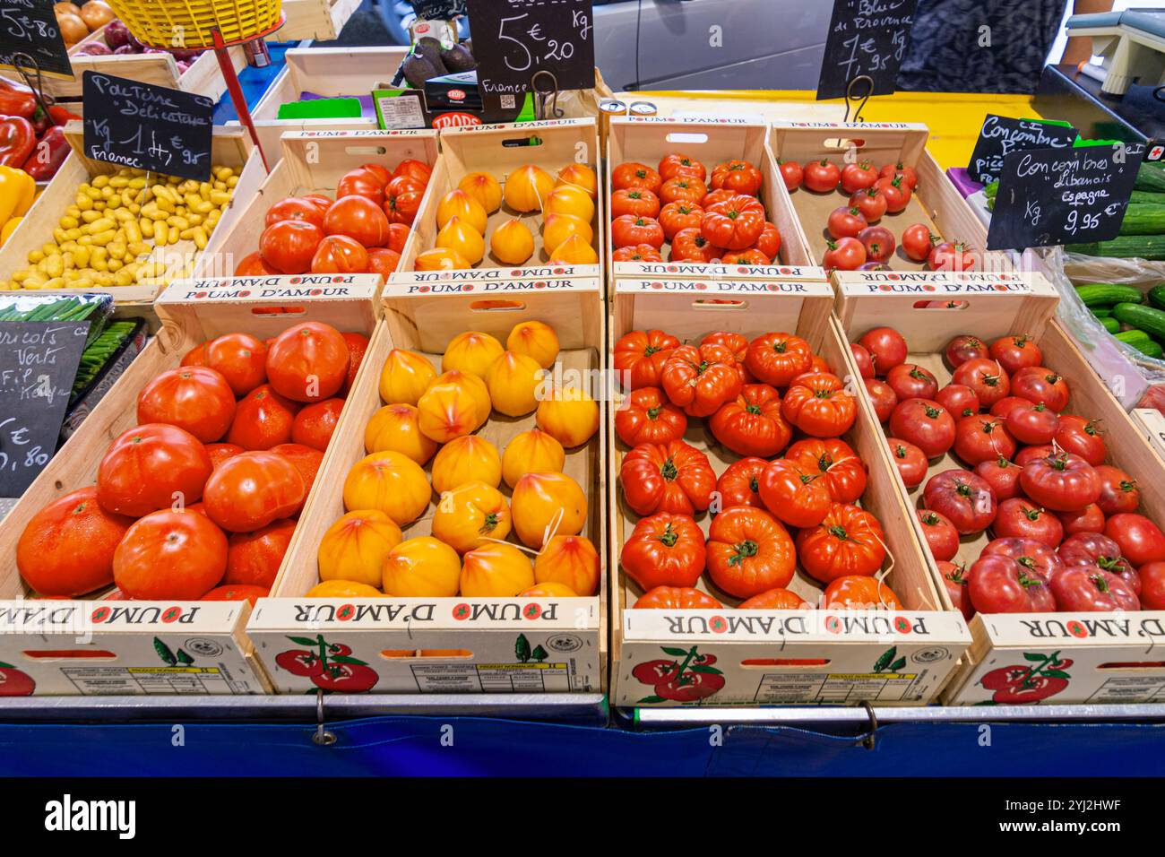 Tomates à vendre au marché provençal, cours Massena, Antibes, Provence-Alpes-Côte d'Azur, France Banque D'Images