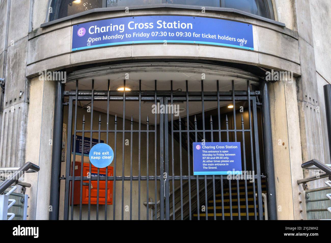 Londres, Royaume-Uni. Entrée de la gare de Charing Cross sur Northumberland Avenue, ouverte uniquement aux heures de pointe du matin Banque D'Images