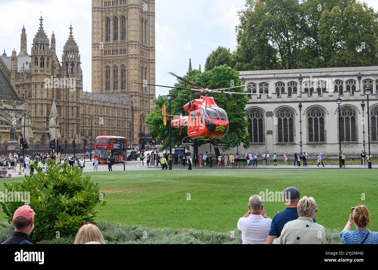 Londres, Royaume-Uni. Ambulance aérienne rejoignant les services d'urgence sur la place du Parlement suite à un incident grave. 5 septembre 2024 Banque D'Images