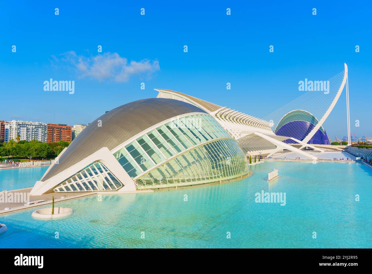 Valence, Espagne - 12 juillet 2024 : panorama époustouflant de l'architecture moderne à la Cité des Arts et des Sciences, reflété dans l'eau tranquille. Banque D'Images