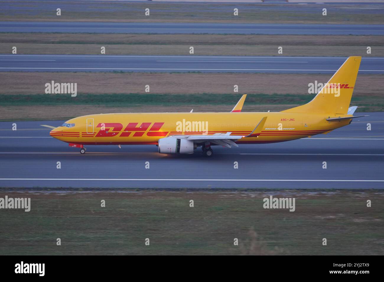 ISTANBUL, TURKIYE - 21 JUIN 2023 : DHL Aviation Boeing 737-8Q8 (30672) atterrissant à l'aéroport international d'Istanbul Banque D'Images