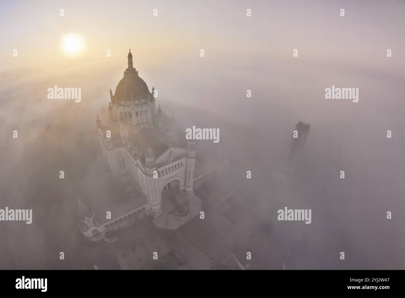 FRANCE. NORMANDIE. CALVADOS (14) LISIEUX. LA FAÇADE OUEST ET LE DÔME DE LA BASILIQUE SAINTE-THÉRÈSE ÉMERGENT DU BROUILLARD MATINAL Banque D'Images