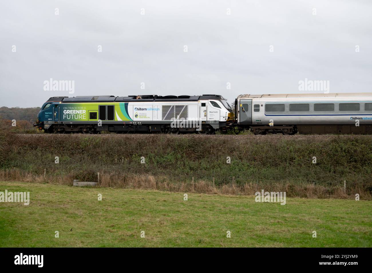 Chiltern Railways classe 68 locomotive diesel n° 68014 sur un service de ligne principale, Warwickshire, Royaume-Uni Banque D'Images