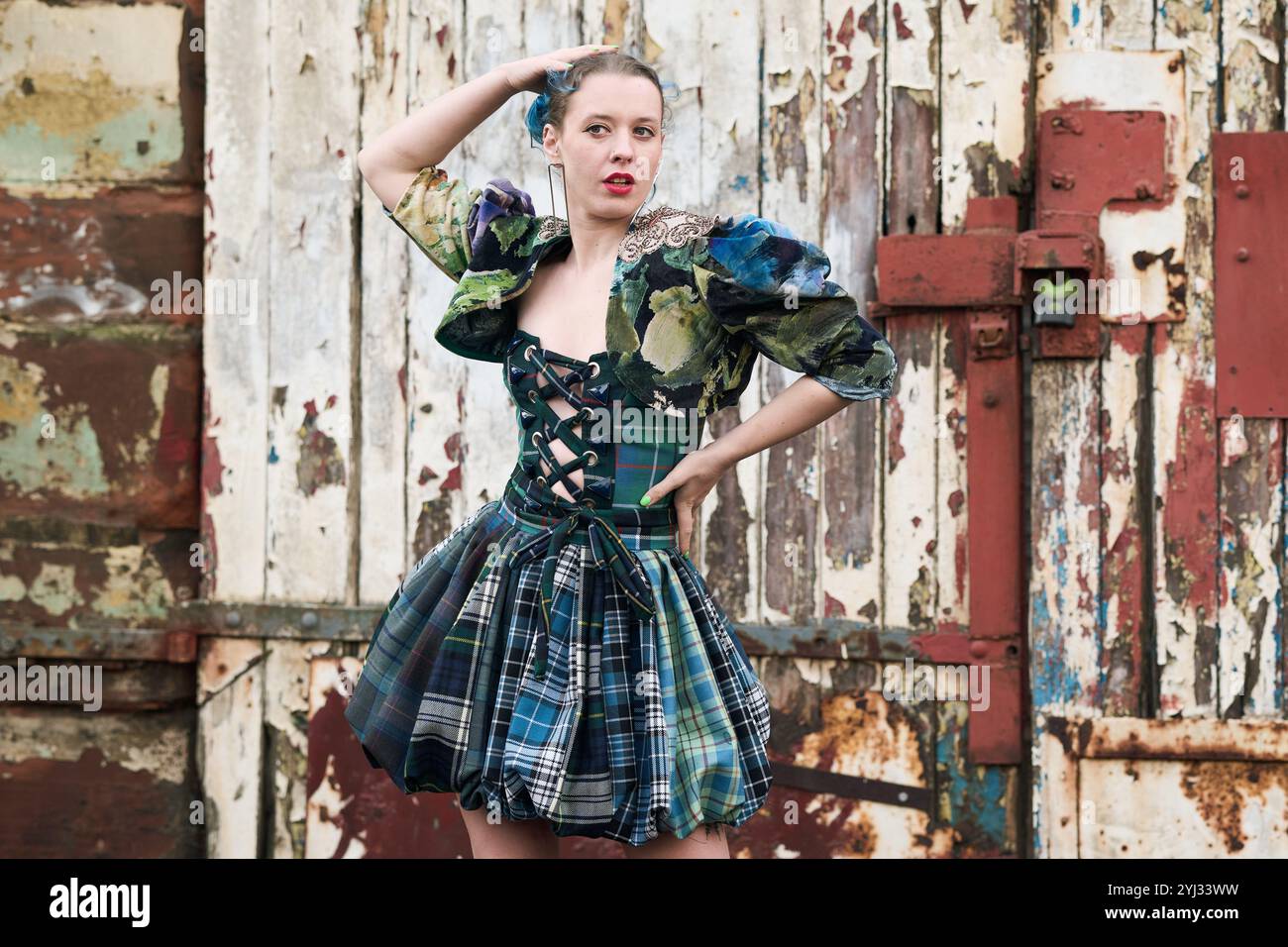 Édimbourg Écosse, Royaume-Uni 13 novembre 2024. La mannequin Jodie Parker des Leith Arches porte un design d'Alison Harm avant le défilé Reflex Edinburgh qui aura lieu à Leith Arches le dimanche 17 novembre. crédit sst/alamy live news Banque D'Images