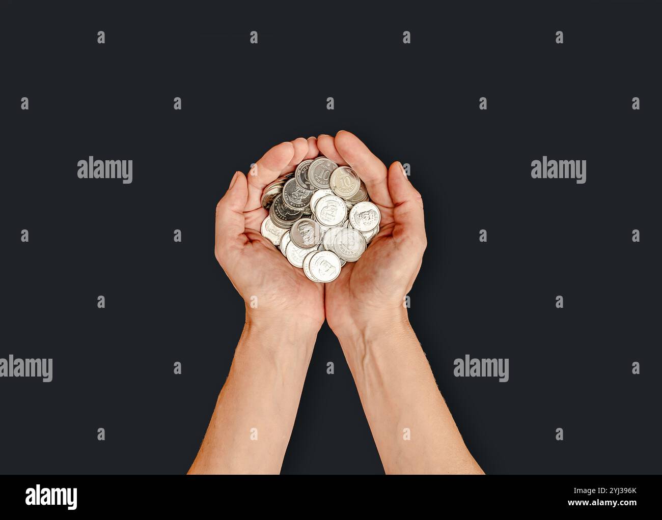 Pièces de monnaie dans les paumes. Don, charité, concept de plan financier, fonds de fiducie, concept de pension fond noir Banque D'Images