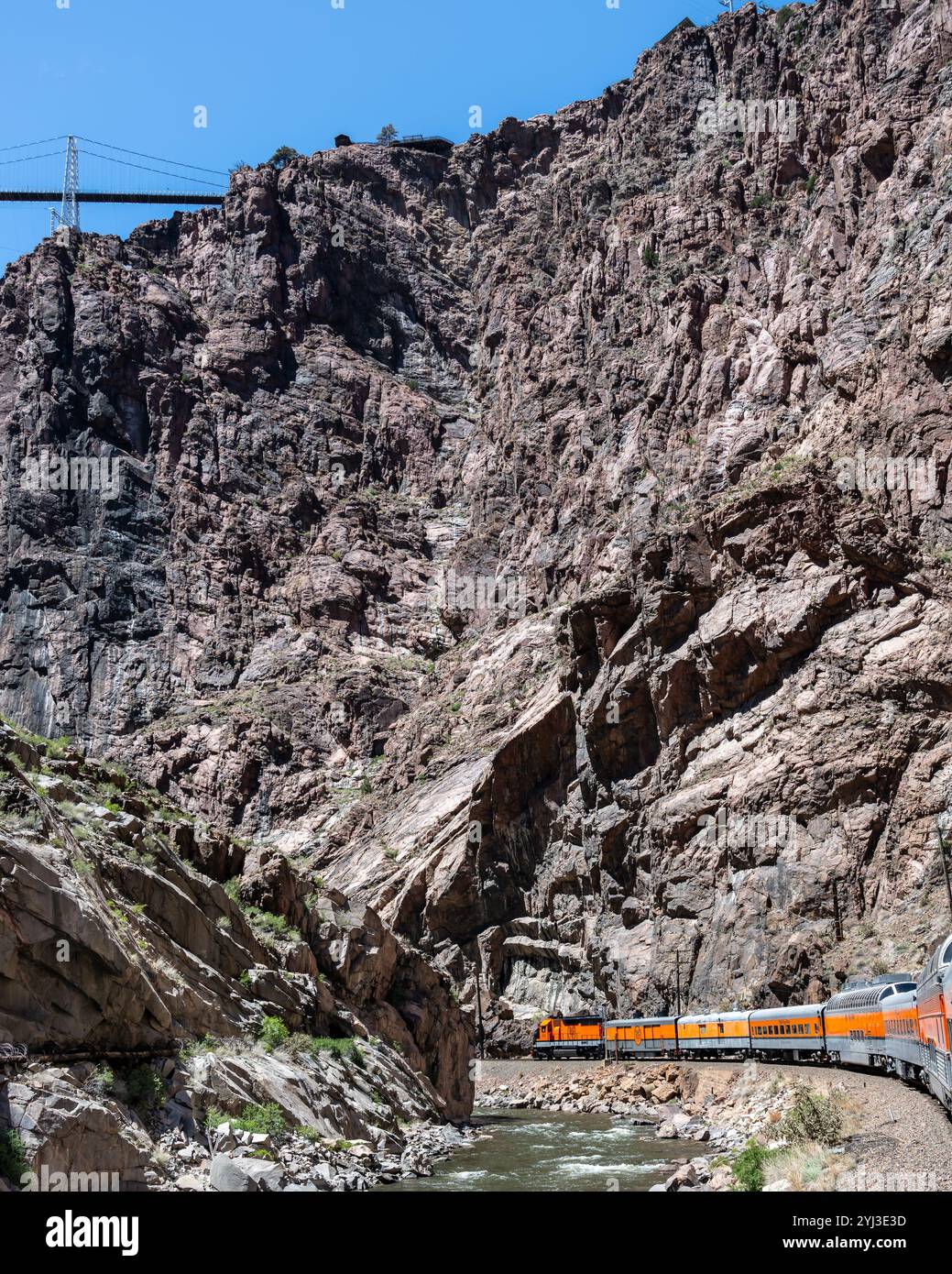 Le train de chemin de fer Royal gorge longe la rivière Arkansas en direction du pont Royal gorge, près de Cañon City, Colorado Banque D'Images