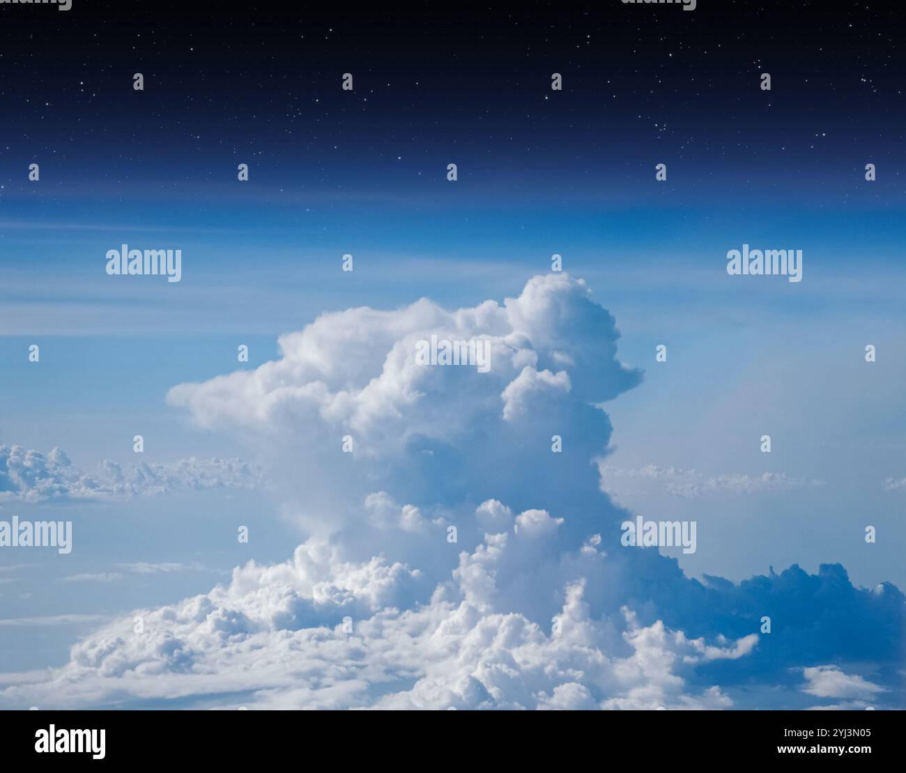 Vue aérienne depuis la fenêtre de l'avion à haute altitude de nuages denses de cumulus gonflés. Vue en haute altitude entre ciel et espace. Banque D'Images