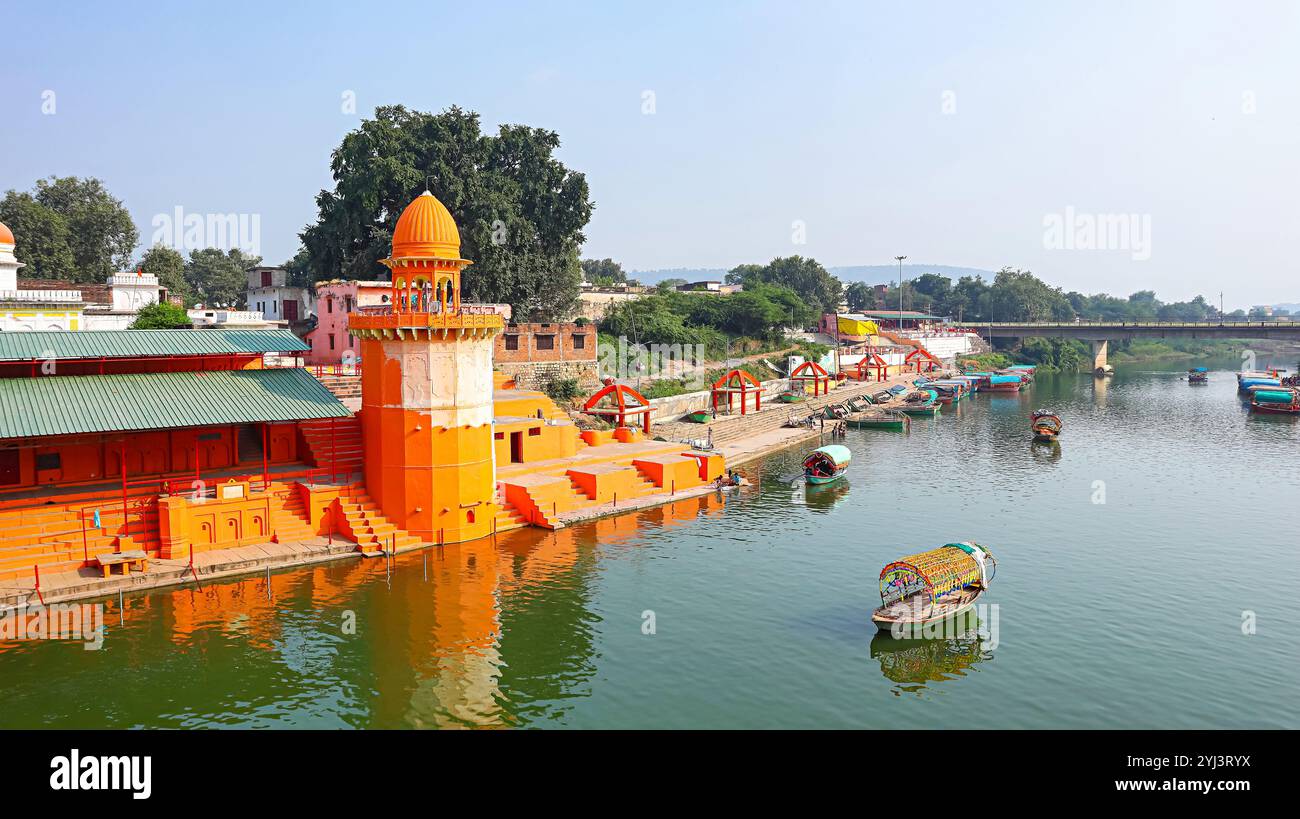 RAM Ghat avec des bateaux de ferry sur la rivière Mandakini, situé à Chitrakoot, Satna, Madhya Pradesh, Inde. Banque D'Images