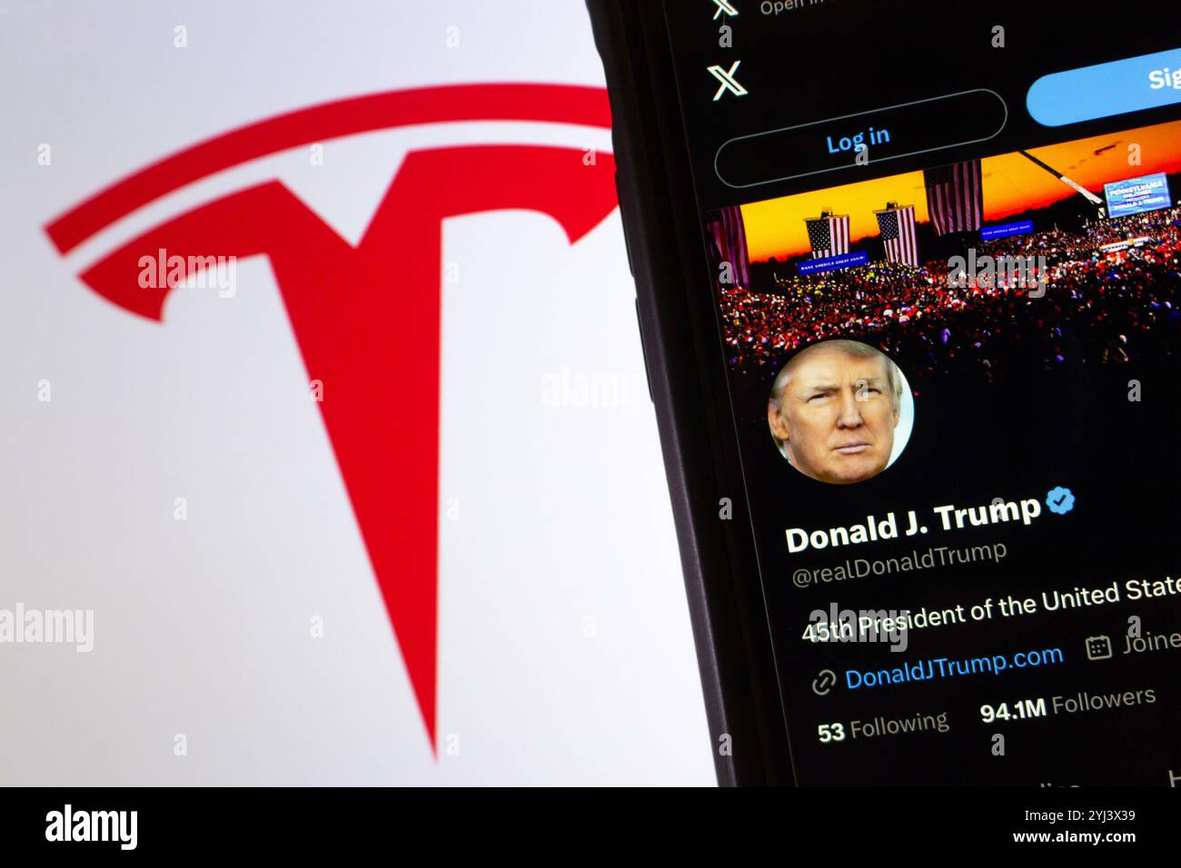 Profil X de Donald Trump affiché avec le logo Tesla en arrière-plan, symbolisant la hausse des actions de Tesla après l'élection présidentielle de 2024 Banque D'Images