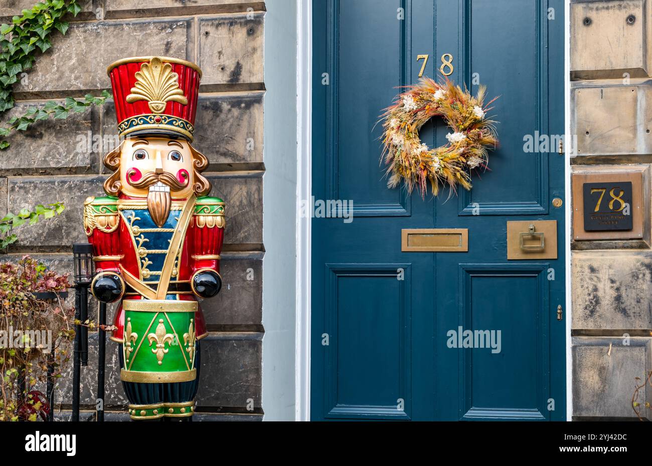 Edimbourg, Écosse, Royaume-Uni, 13 novembre 2024. Décorations de Noël de la nouvelle ville : une propriété résidentielle géorgienne expose déjà des décorations de Noël dans la nouvelle ville, avec une couronne et un casse-noisette grandeur nature sur le pas de la porte. Crédit : Sally Anderson/Alamy Live News Banque D'Images