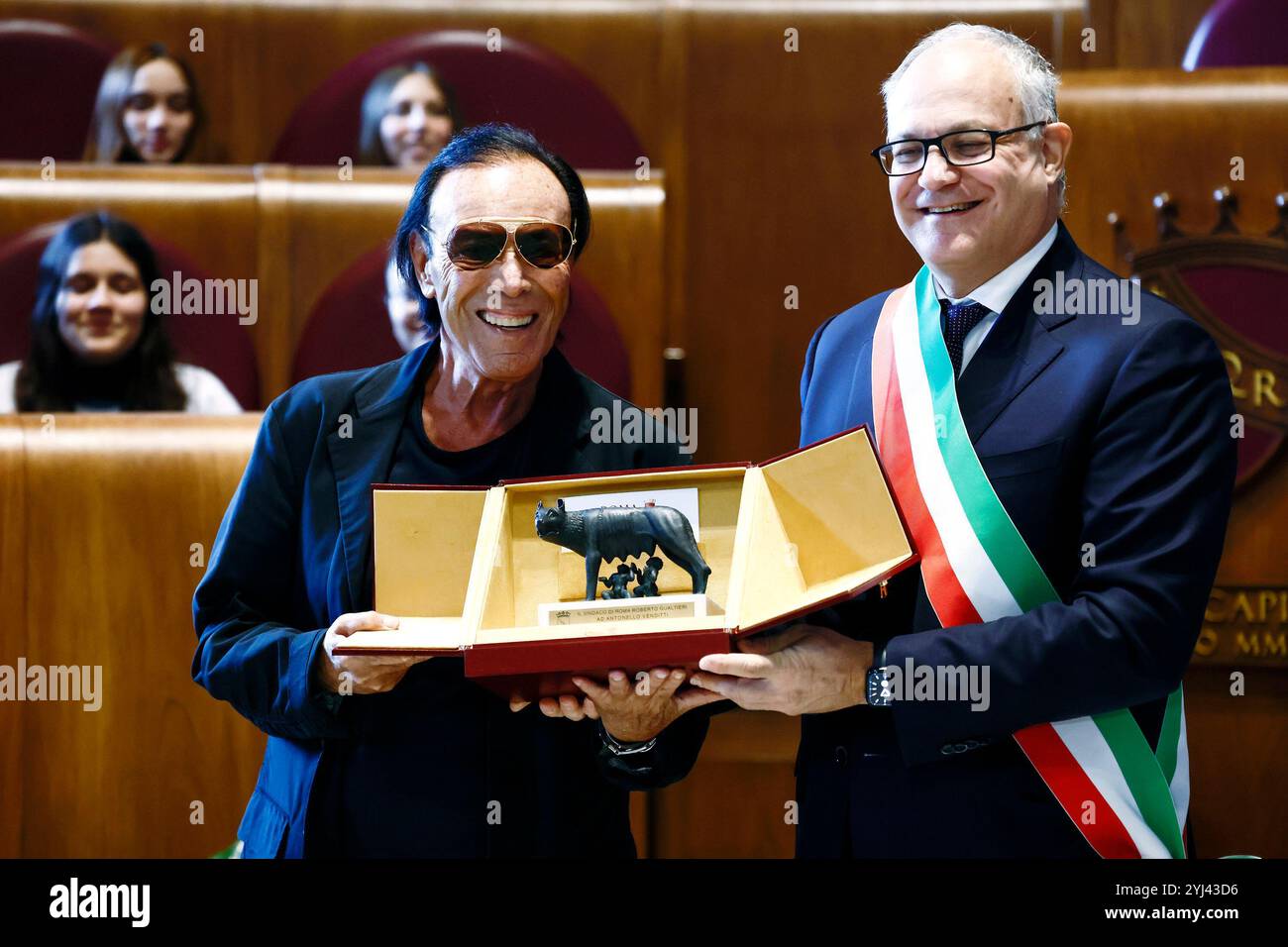 Roma, Italie. 13 novembre 2024. Campidoglio Antonello Venditti riceve dal sindaco Roberto Gualtieri la Lupa Capitolina Ñ Roma, Italia - Mercoled“ 13 novembre 2024 - Cronaca - (foto di Cecilia Fabiano/LaPresse) Campidoglio Antonello Venditti reçoit le loup Capitoline du maire Roberto Gualtieri Ñ Rome, Italie - mercredi 13 novembre 2024 - News - (photo de Cecilia Fabiano/LaPresse) : Alamy Live News) Banque D'Images