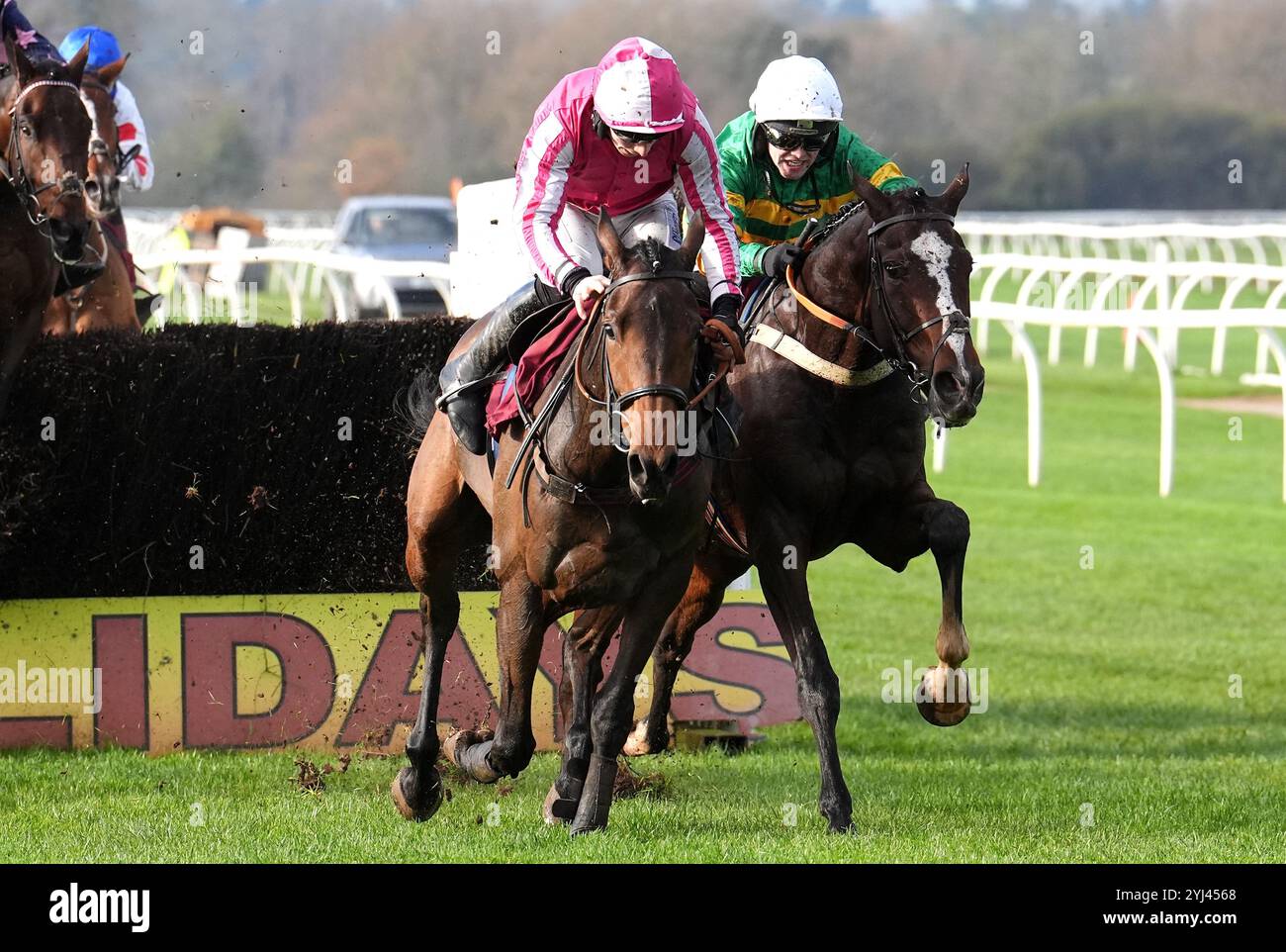 Jagwar monté par Jonjo O'Neill Jr (à droite) sur leur chemin pour gagner les Paul Ferguson Jumpers pour suivre handicap Chase avec Lowry's Bar monté par Ben Jones deuxième à Bangor-on-Dee hippodrome, dans le comté de Wrexham. Date de la photo : mercredi 13 novembre 2024. Banque D'Images