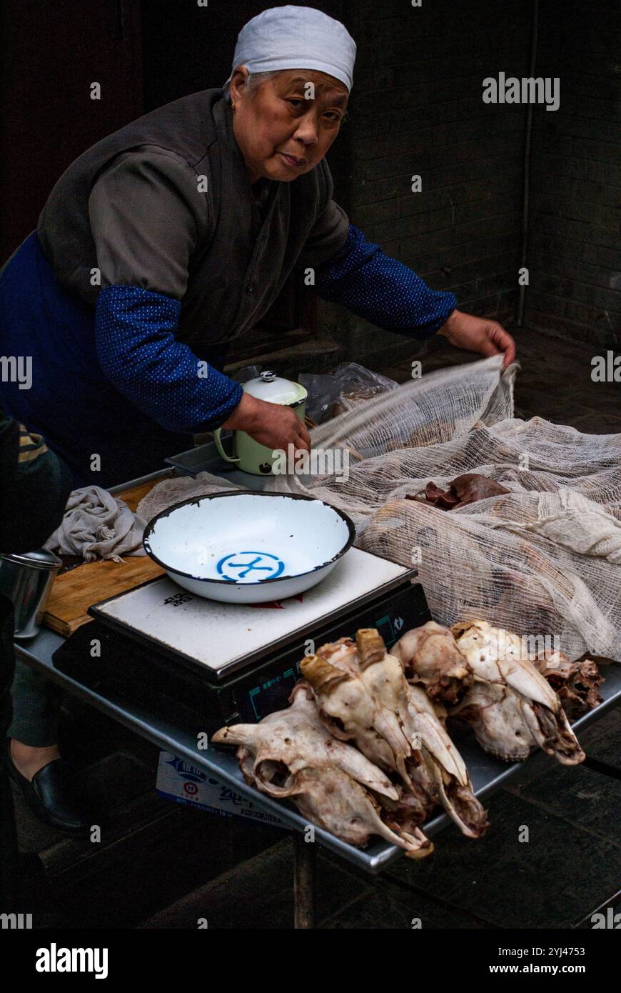 Dame musulmane chinoise vend de la viande à Xi'an, Shaanxi, Chine, Asie Banque D'Images