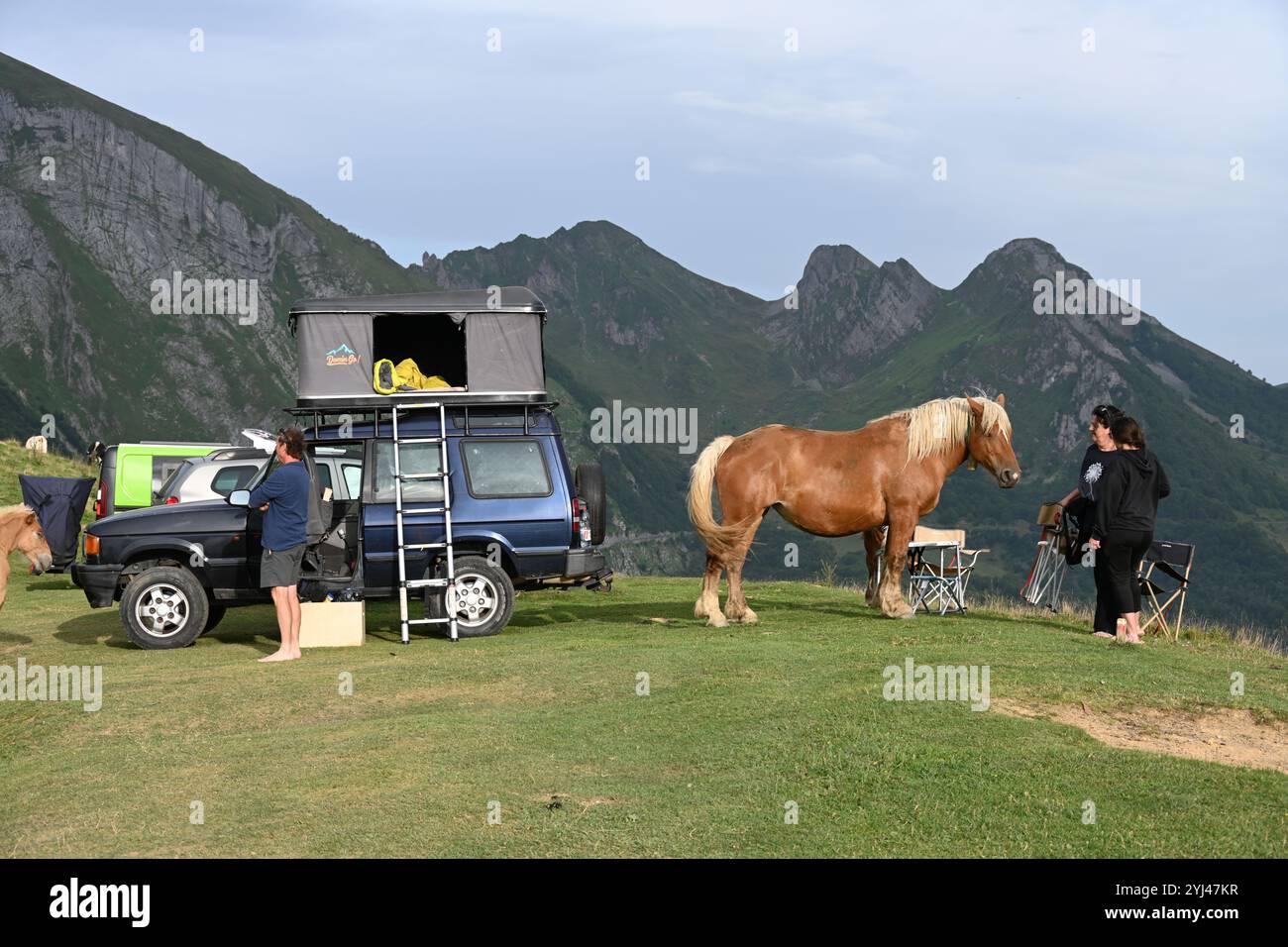 Campeurs ou touristes Camping en tente car-Top, tente de toit ou tente de toit sur Col de Soulor (1471m) Pyrénées France Banque D'Images