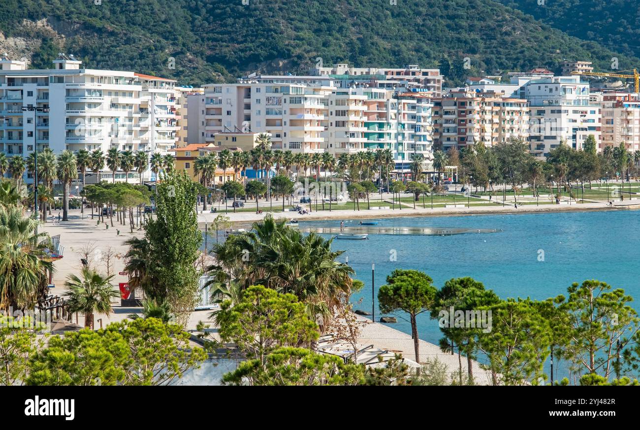 Vlore vue panoramique sur la ville avec bord de mer et architecture moderne Albanie. Ville côtière sur la mer Adriatique dans une journée d'été ensoleillée. Appartement résidentiel Banque D'Images