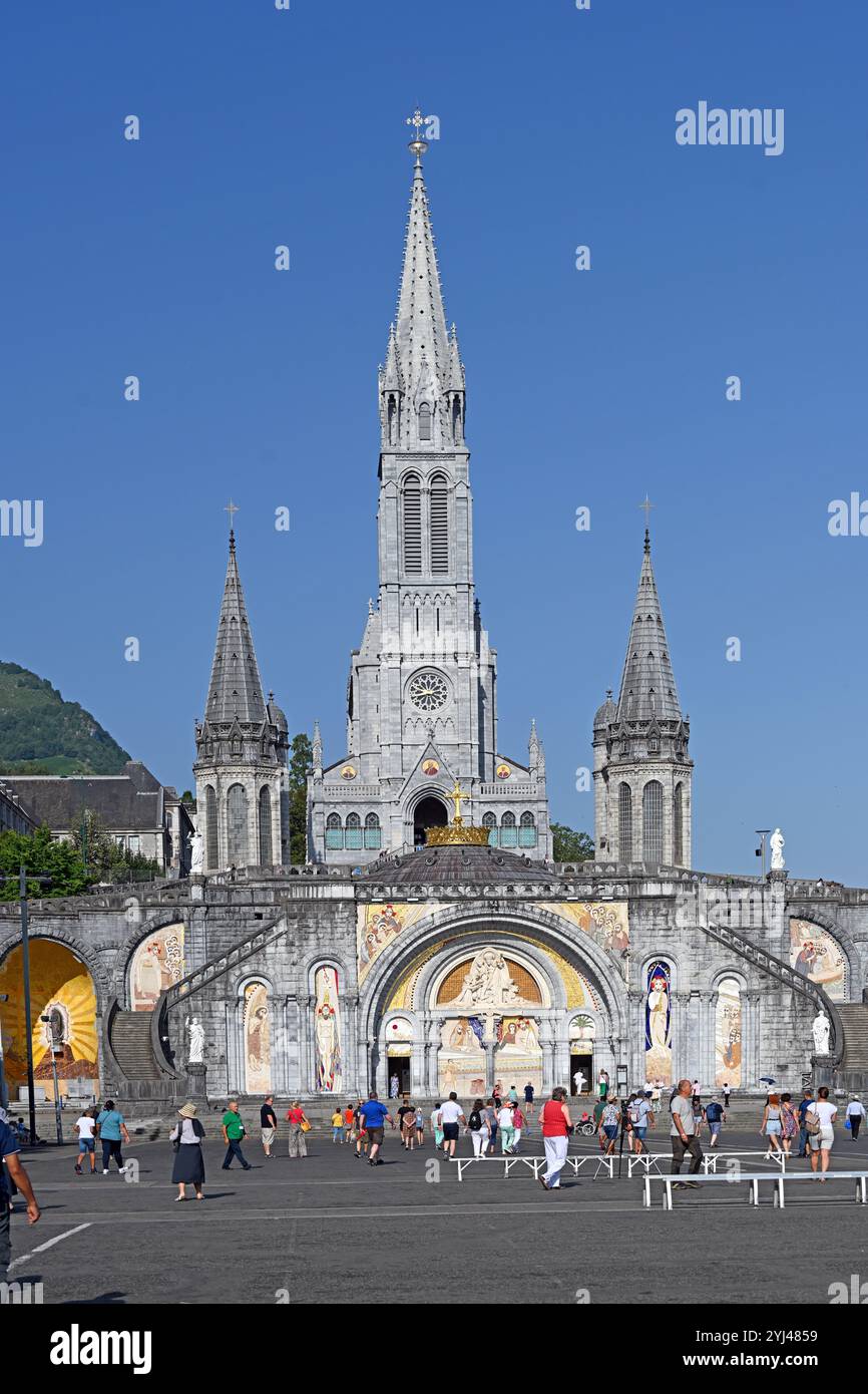 Sanctuaire de la Dame de Lourdes, Basilique du Rosaire et place du Rosaire avec pèlerins chrétiens et touristes Lourdes Hautes-Pyrénées France Banque D'Images