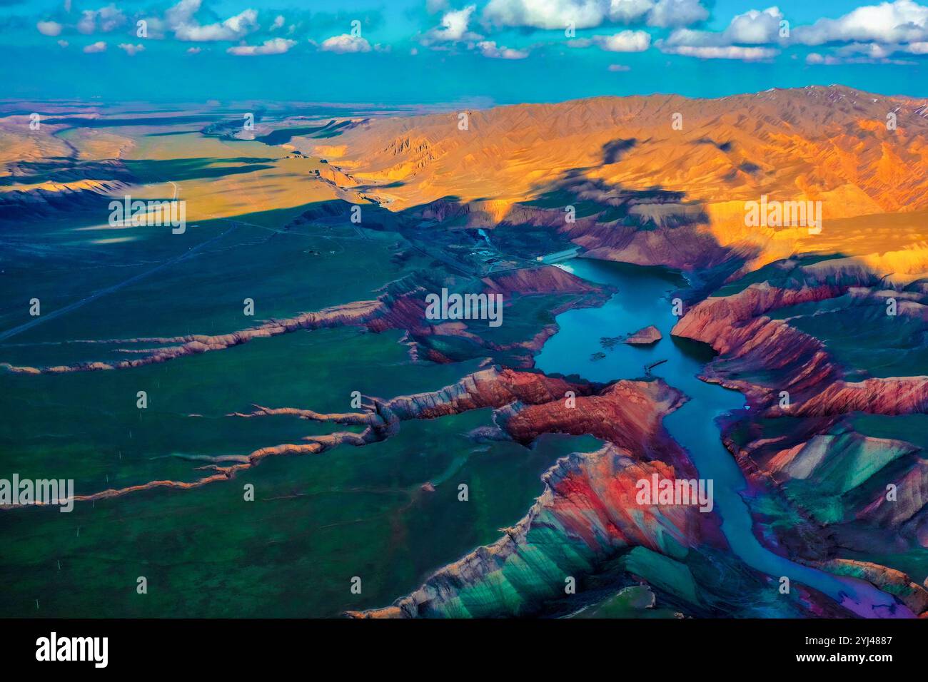 Vue aérienne du Grand Canyon de Hutubi au Xinjiang, Chine, 11 novembre 2024. La vallée a été formée principalement par la fonte des neiges et des eaux de pluie du Tianshan Moun Banque D'Images