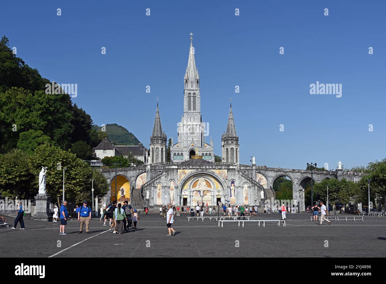 Sanctuaire de la Dame de Lourdes, Basilique du Rosaire et place du Rosaire avec pèlerins chrétiens et touristes Lourdes Hautes-Pyrénées France Banque D'Images