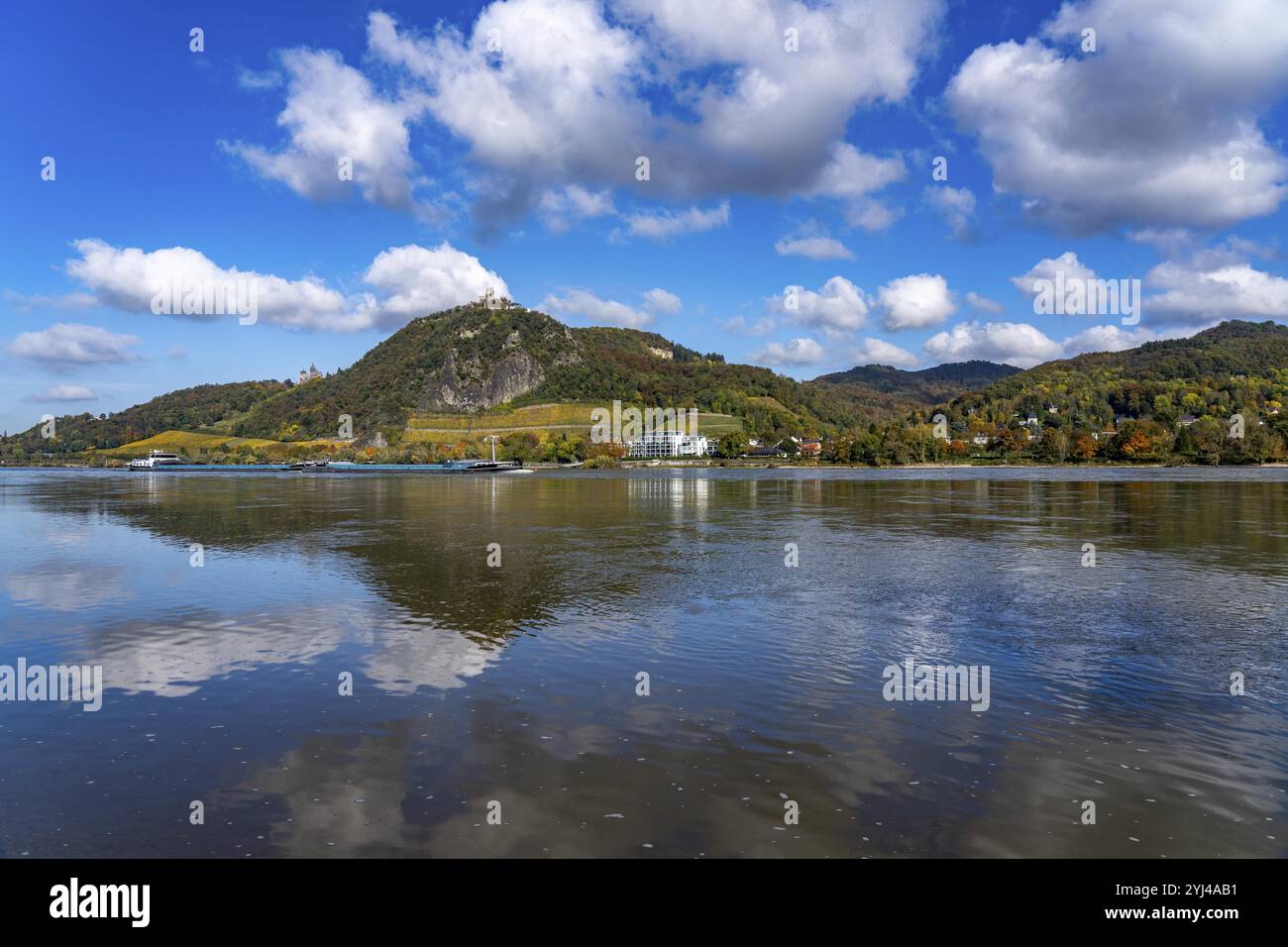 Drachenfels, une montagne dans le Siebengebirge sur le Rhin entre Bad Honnef et Koenigswinter, avec les ruines du château de Drachenfels et le château de Drachenburg, Banque D'Images