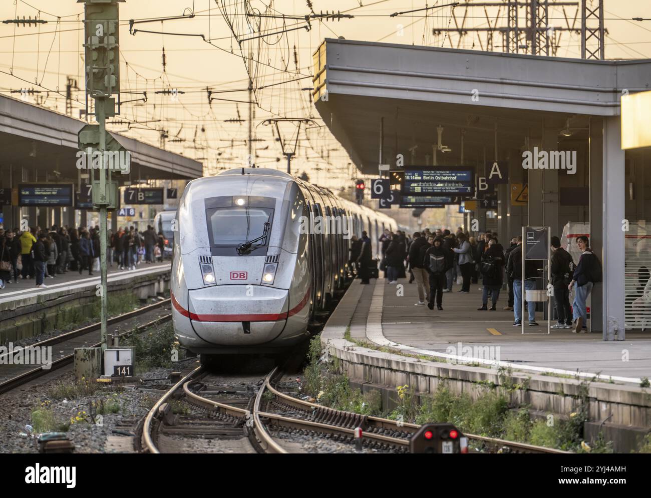 Rhénanie du Nord-Westphalie, Allemagne, train ICE à la gare centrale d'Essen, sur le quai, Europe Banque D'Images