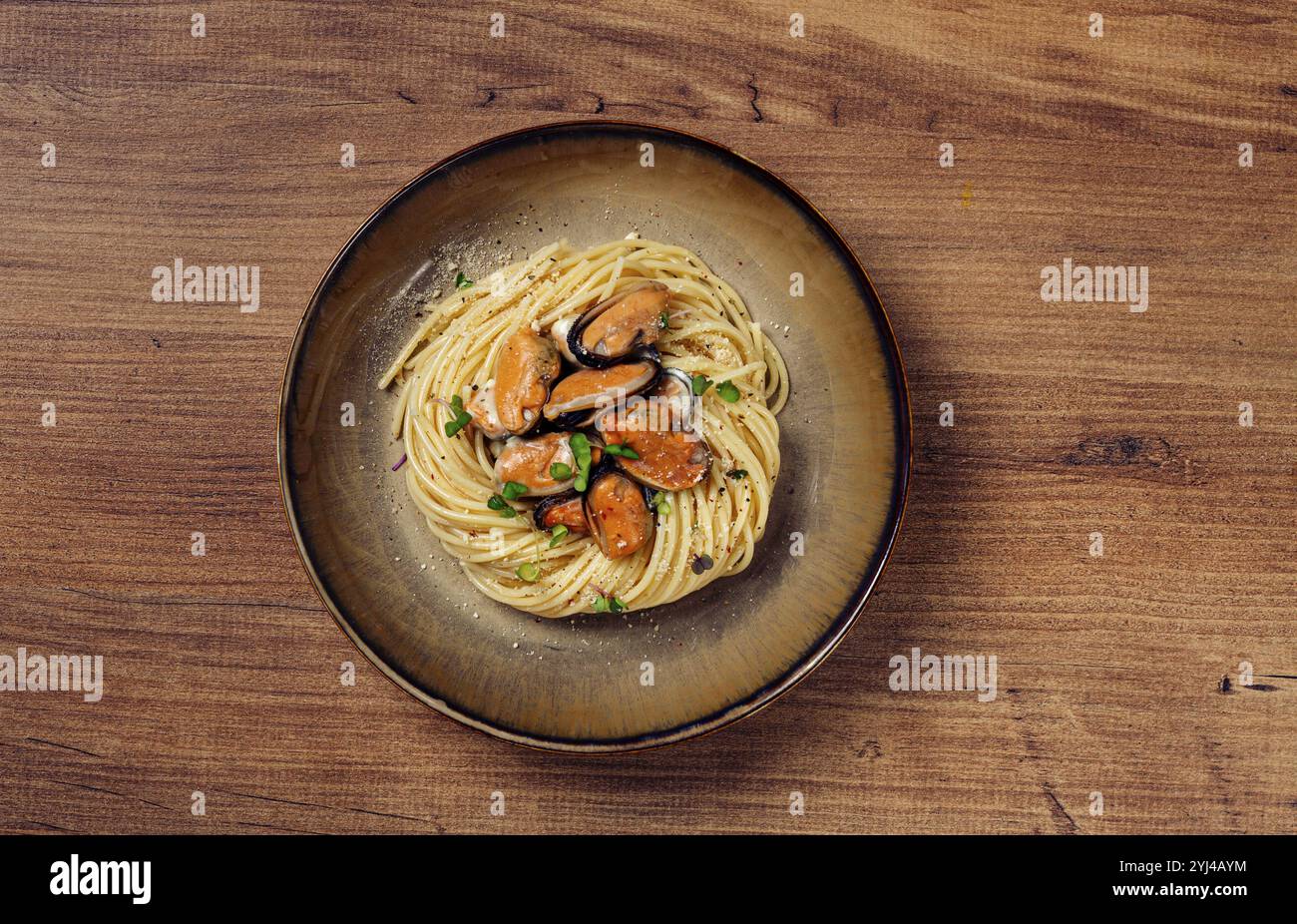 Spaghetti aux moules, sans coquille, pâtes aux moules pelées, en sauce carbonara, micro-légumes, maison, sans personnes Banque D'Images