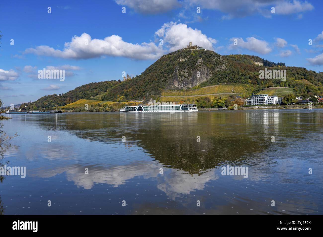 Drachenfels, une montagne dans le Siebengebirge sur le Rhin entre Bad Honnef et Koenigswinter, avec les ruines du château de Drachenfels et le château de Drachenburg, Banque D'Images