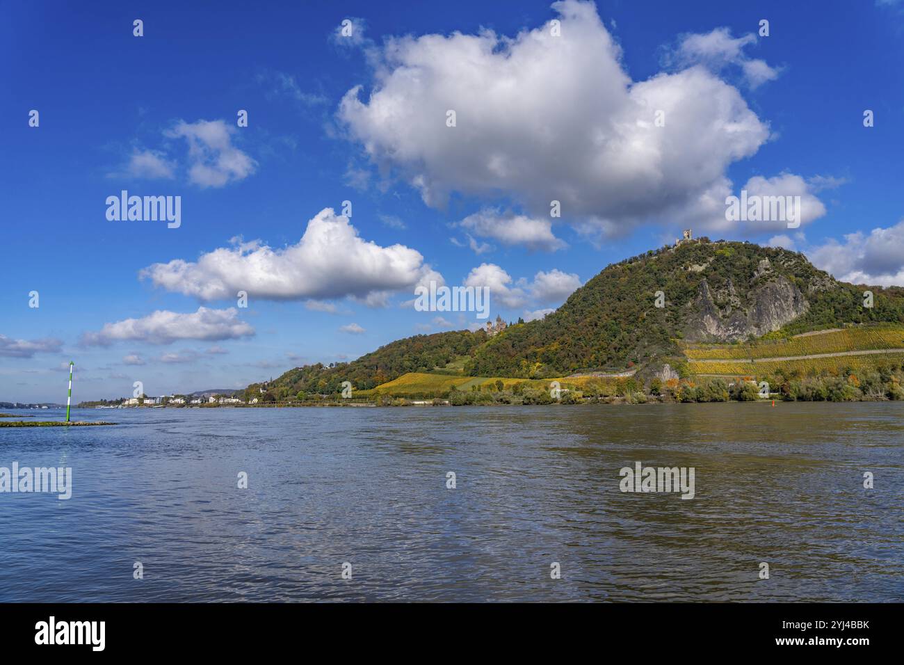 Drachenfels, une montagne dans le Siebengebirge sur le Rhin entre Bad Honnef et Koenigswinter, avec les ruines du château de Drachenfels et le château de Drachenburg, Banque D'Images