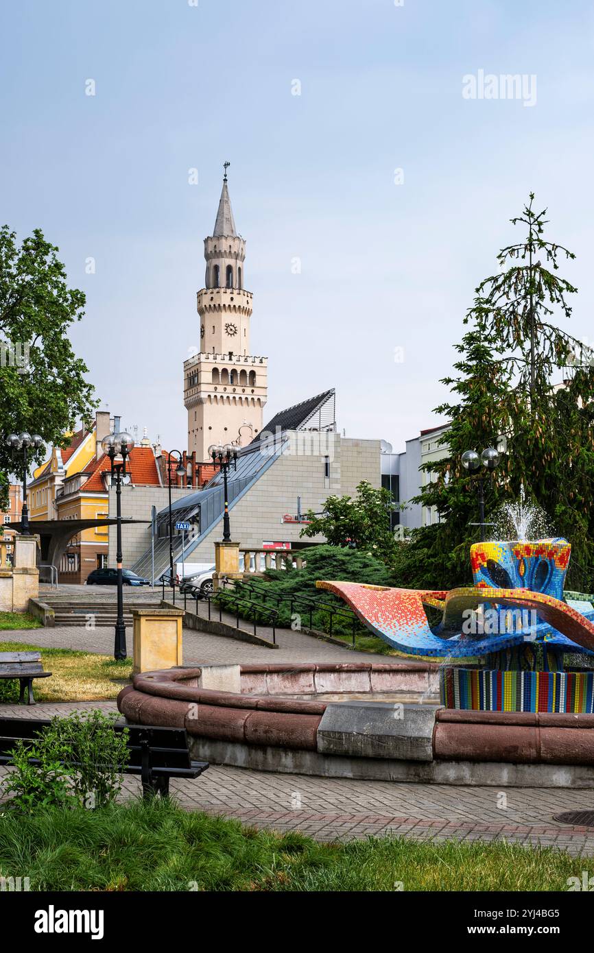 Vue d'Opole avec fontaine et tour de l'hôtel de ville, voïvodie d'Opole, Pologne pour usage éditorial uniquement. Banque D'Images