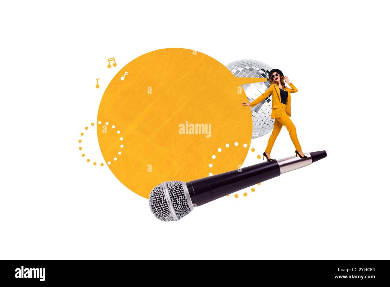 Collage photo d'image d'esquisse composite d'art de tendance de jeune femme auteur marcher énorme microphone chanter chanson disco boule discothèque partie Banque D'Images