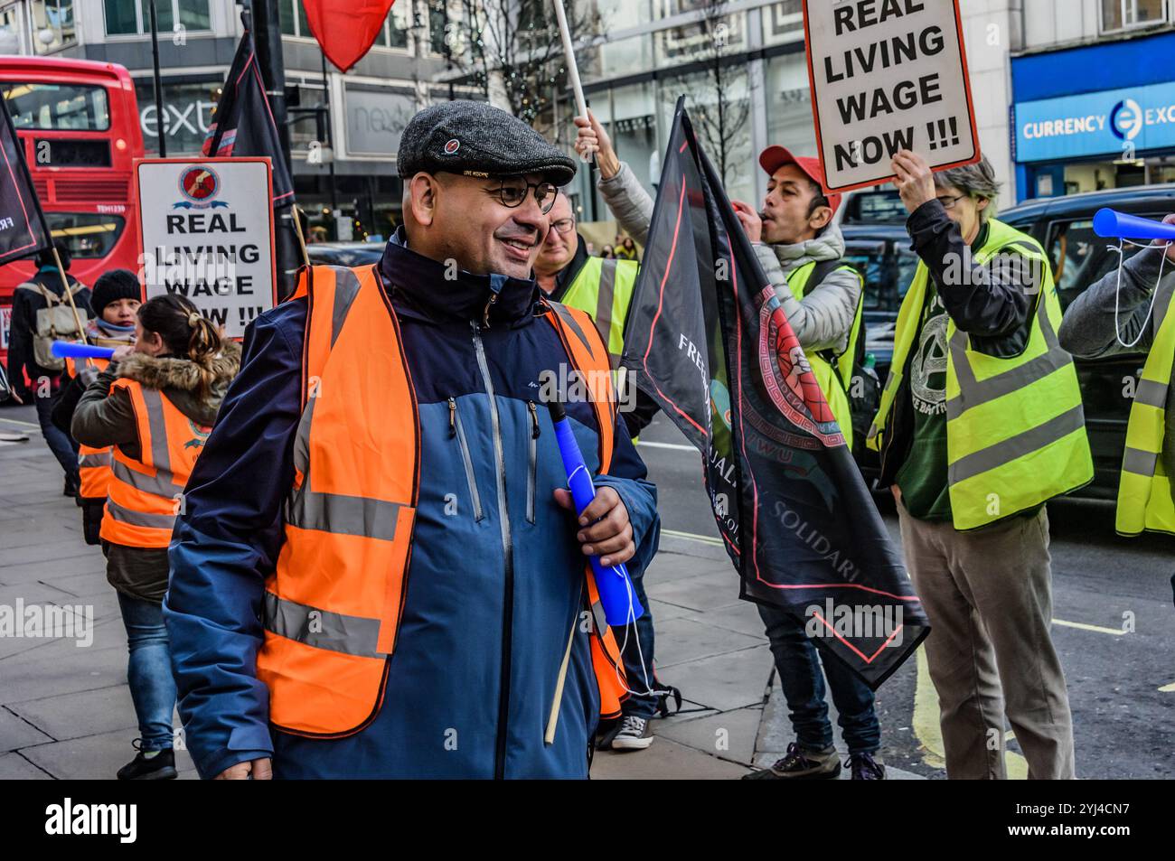 Londres, Royaume-Uni. Les nettoyeurs de la succursale d'Oxford Street de Debenhams organisent un rassemblement devant le magasin où ils sont en grève aujourd'hui. Le Syndicat des travailleurs indépendants - CAIWU faisait campagne pour le London Living Wage depuis mai, mais les employeurs Interserve ont refusé toute discussion avec le syndicat qu'ils refusaient de reconnaître. Banque D'Images