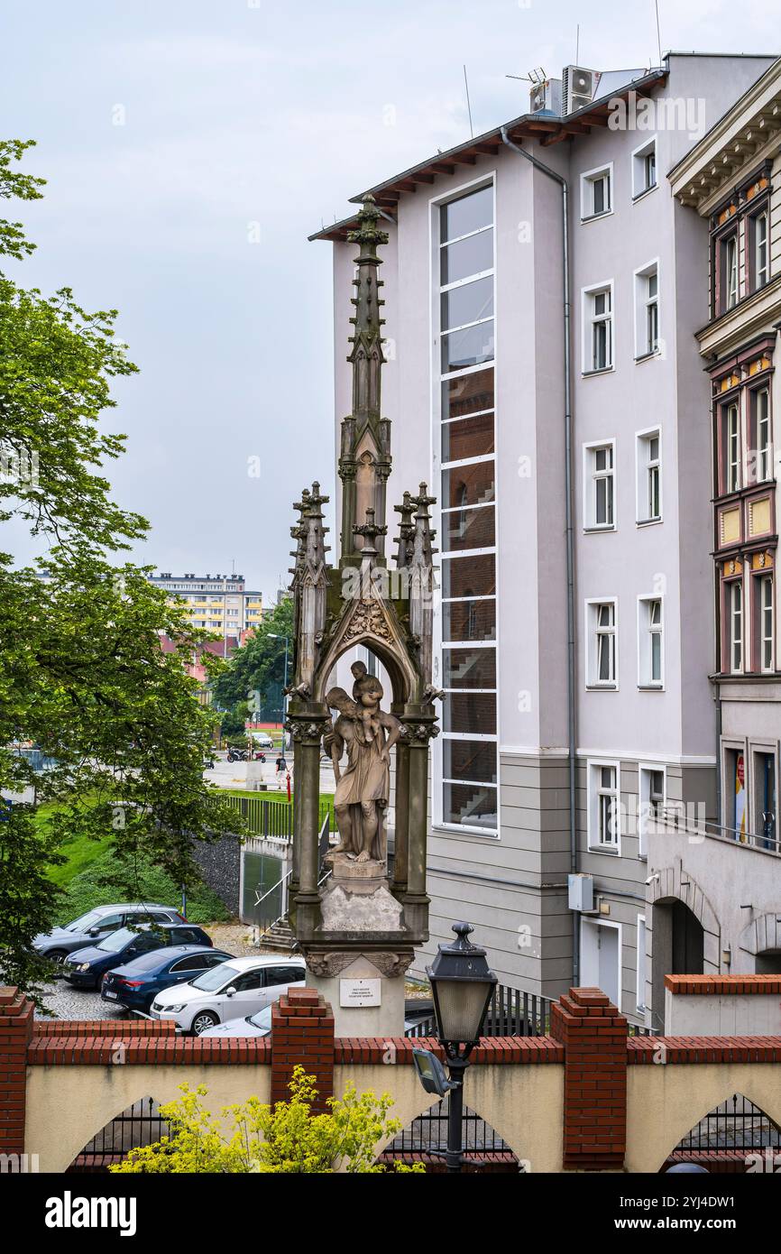 Statue de Saint Christophe sur la colline de l'Université à Opole, Voïvodie d'Opole, Pologne, pour usage éditorial seulement. Banque D'Images