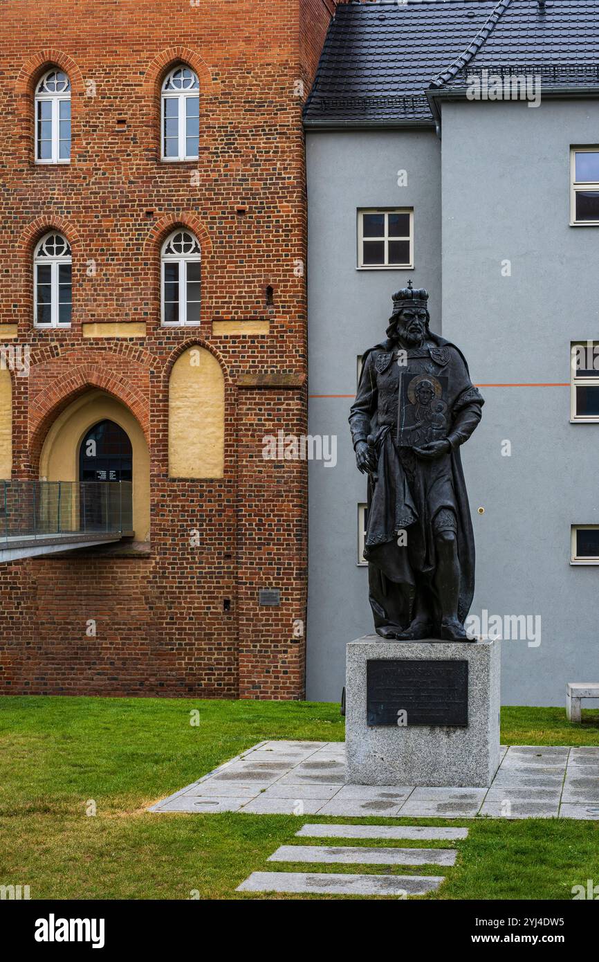 Statue de Wladislas II d'Opole devant le château supérieur sur la place Nicolas Copernic à Opole, Voïvodie d'Opole, Pologne. Banque D'Images