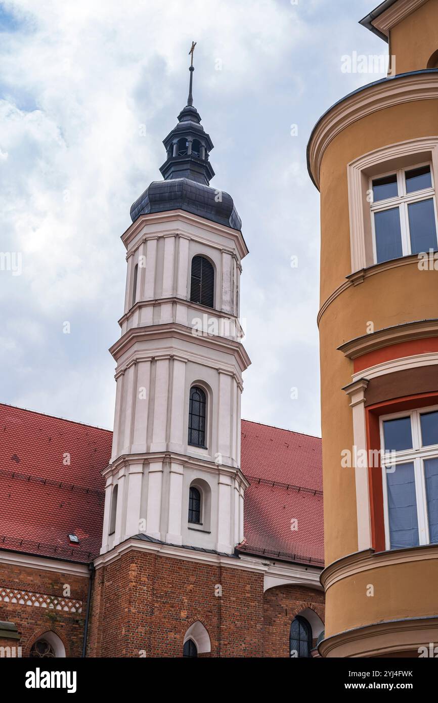 Vue extérieure de l'église franciscaine dans le centre historique d'Opole, voïvodie d'Opole, Pologne. Banque D'Images