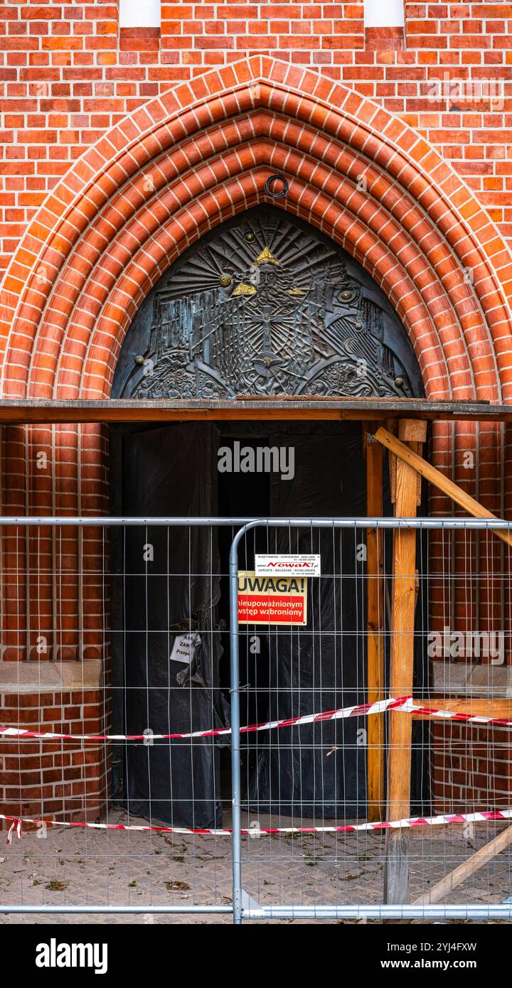 Portail ouest fermé en raison de travaux de construction avec une représentation du trône de grâce dans le tympan, cathédrale de la Sainte Croix, Opole, Pologne. Banque D'Images