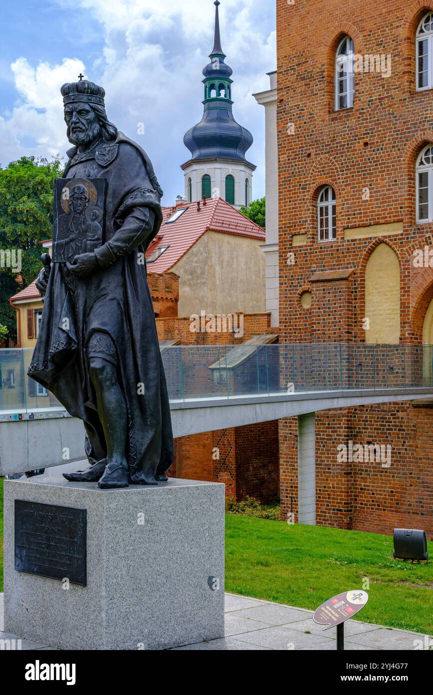 Statue de Wladislas II d'Opole devant le château supérieur sur la place Nicolas Copernic à Opole, Voïvodie d'Opole, Pologne, pour usage éditorial seulement. Banque D'Images