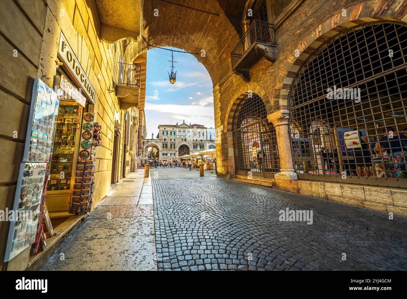 Paysage urbain de Vérone avec l'architecture médiévale et romaine, la populaire et historique Piazza Erbe, une place de la ville remplie de vendeurs de marché de rue en Italie. Banque D'Images