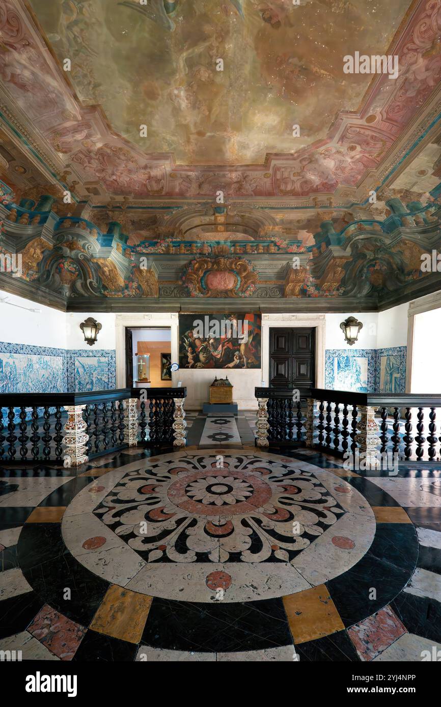 Église et monastère de Sao Vicente de Fora, Hall d'entrée avec plafond peint évoquant le Triomphe de Saint Augustin sur l'hérésie, Lisbonne, Port Banque D'Images