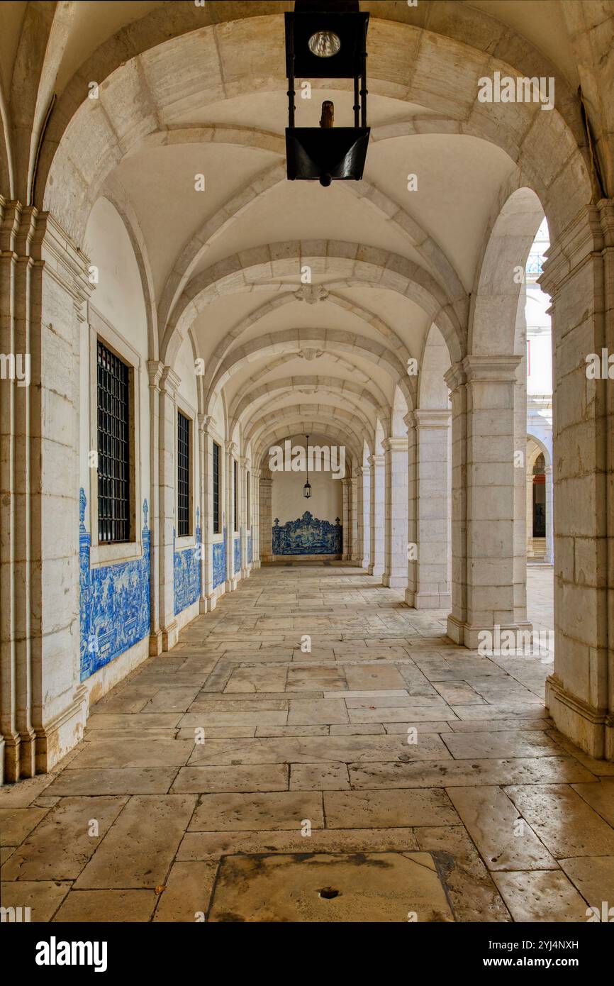 Église et monastère de Sao Vicente de Fora, Galerie du cloître avec des carreaux peints azulejo, Lisbonne, Portugal Banque D'Images