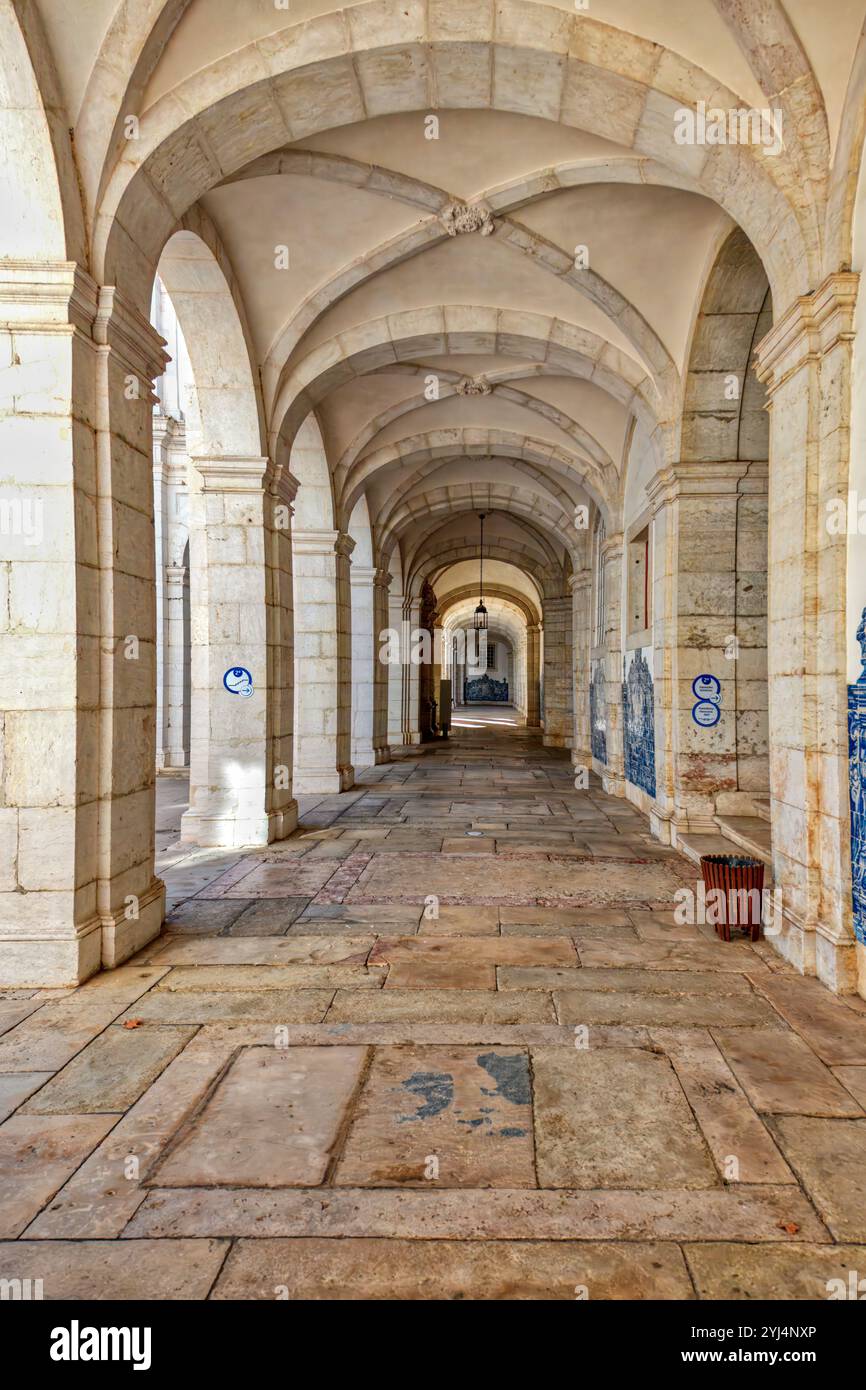 Église et monastère de Sao Vicente de Fora, Galerie du cloître avec des carreaux peints azulejo, Lisbonne, Portugal Banque D'Images