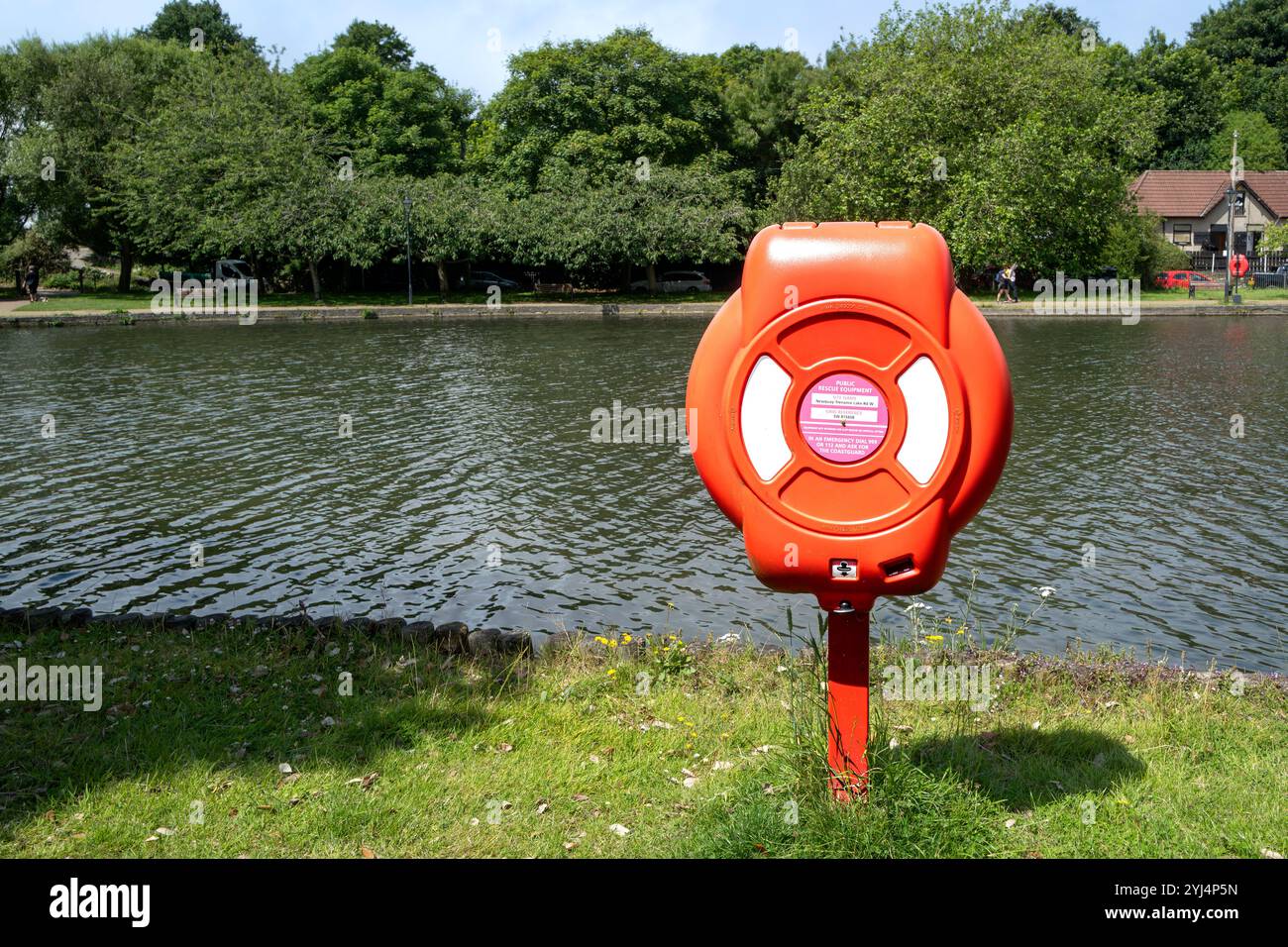 Anneau de sauvetage public Rescue Equipment placé sur les rives du lac Trenance Boating à Newquay en Cornouailles au Royaume-Uni. Banque D'Images