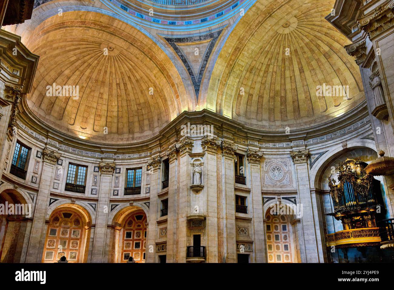Église de Santa Engracia convertie en Panthéon National, vue vers le haut du plafond du dôme et de l'orgue, Lisbonne, Portugal Banque D'Images