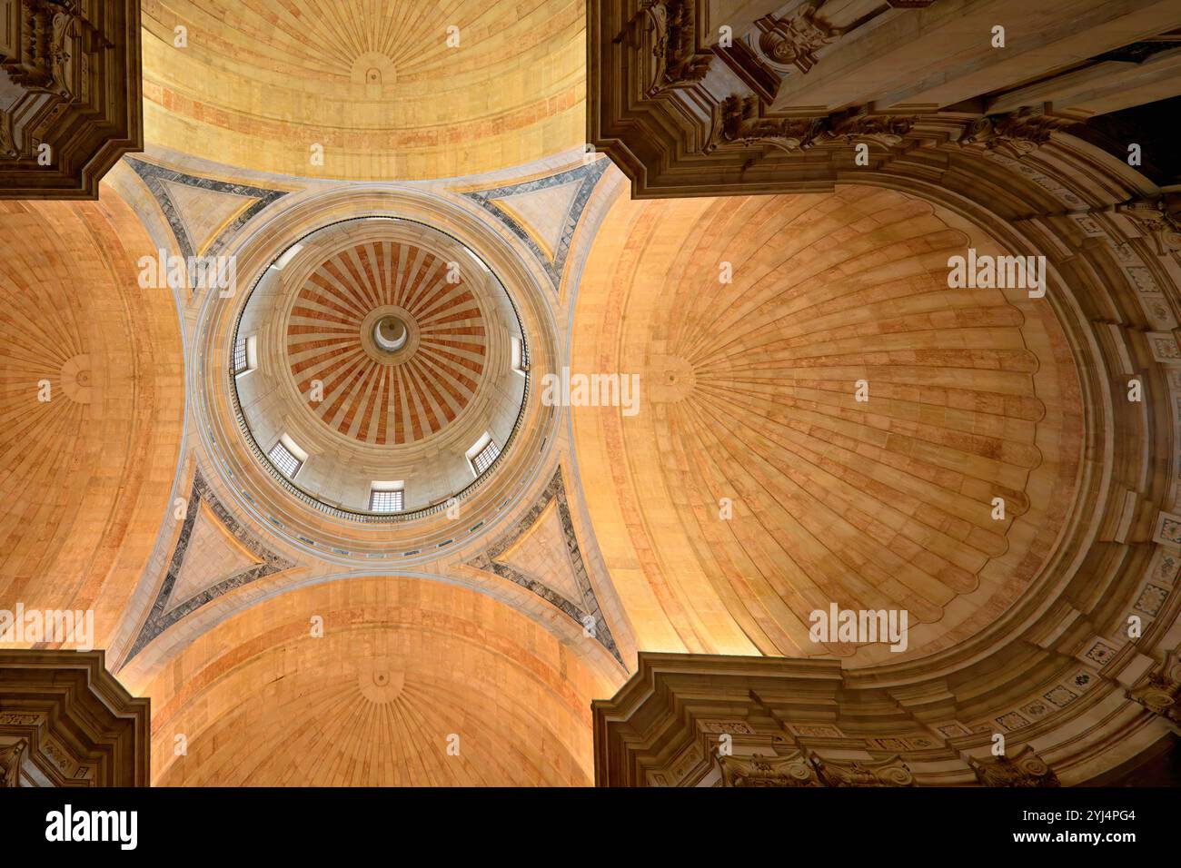 Église de Santa Engracia convertie en Panthéon National, vue vers le haut du plafond du dôme, Lisbonne, Portugal Banque D'Images