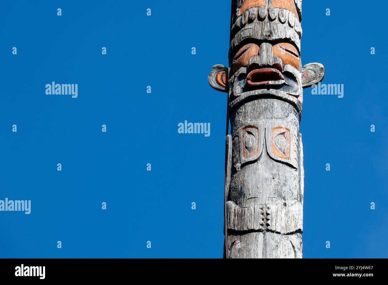 Canada, C.-B., au large de la côte nord de l'île de Vancouver. Cormorant Island, Alert Bay. Détail du plus haut totem du monde s'élève à 52,7 mètres. Banque D'Images