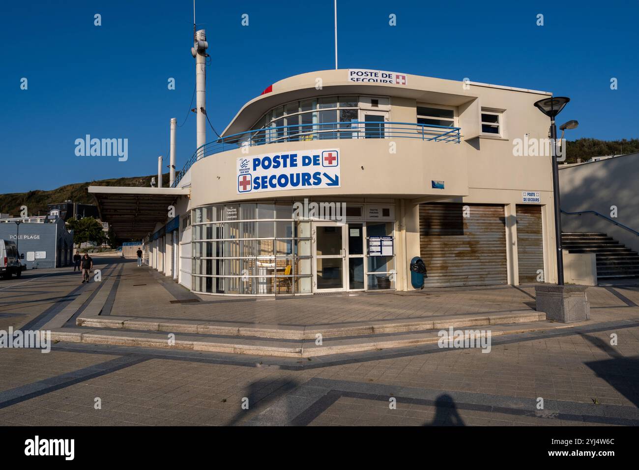 Boulogne-sur-mer, FR - 23 septembre 2024 : station de sauveteurs de plage le long de la rive Banque D'Images